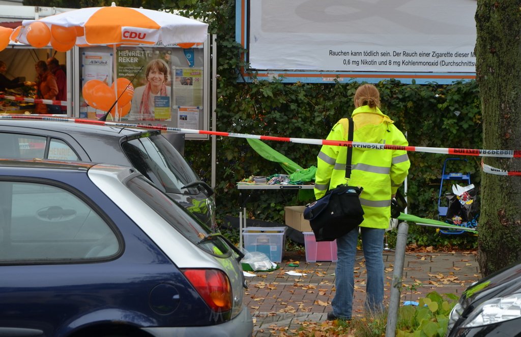 Attentat auf Fr Reker Koeln Braunsfeld Aachenerstr Wochenmarkt P65.JPG - Miklos Laubert